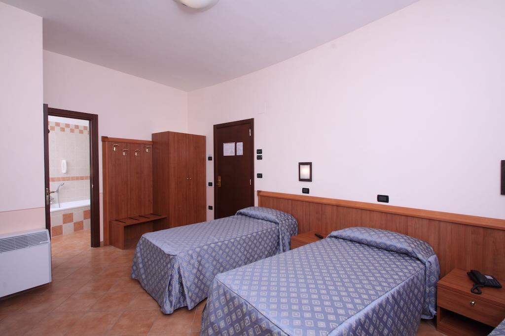 Hotel Ristorante La Bilancia Loreto Aprutino Bilik gambar